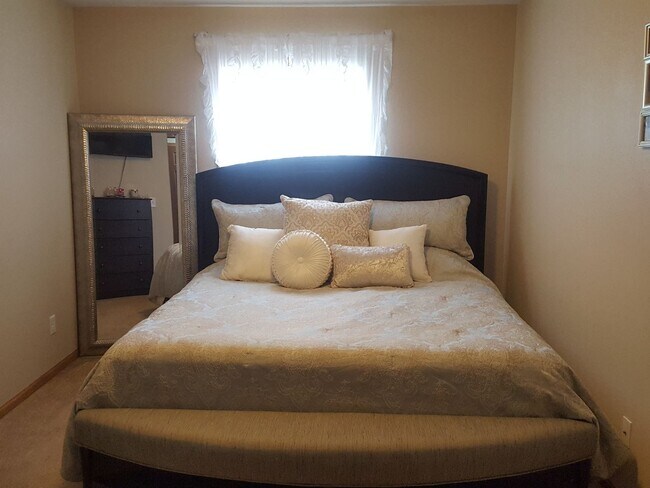 Photo - Beautiful 4 Bedroom, 4 Bath Townhome – Cedar Falls May 2025!