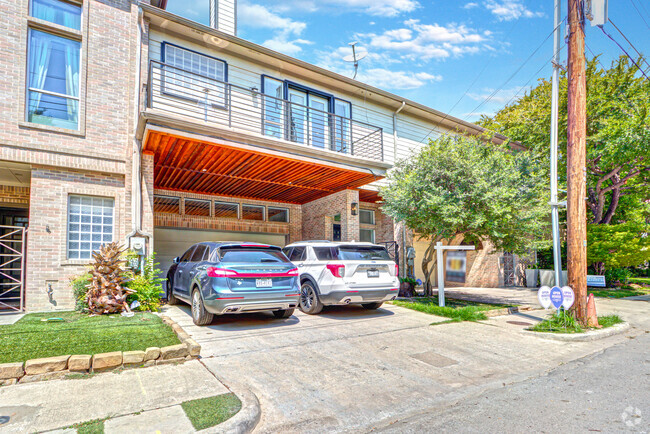 Building Photo - Dallas Townhome