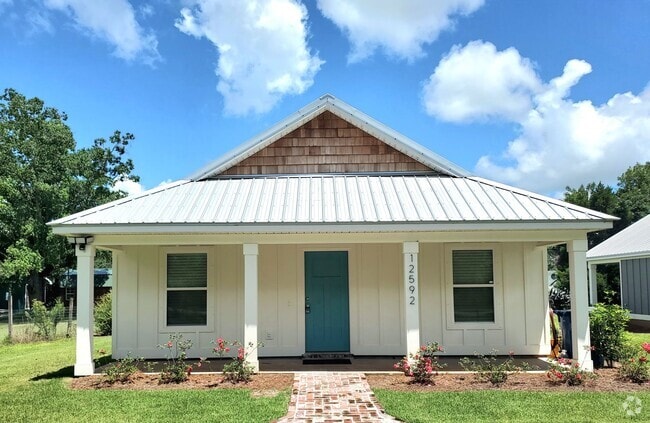 Building Photo - Elberta cottage awaits! Rental