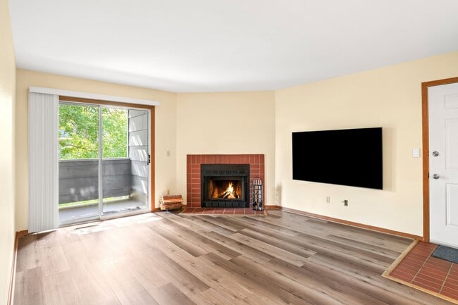 Building Photo - Remodeled 1 bed, 1 bath Gunbarrel Condo! Available NOW! Unit 5