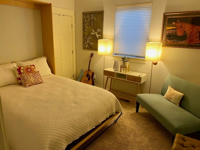 2nd bedroom, w/murphy bed - 151 Starbuck Cir