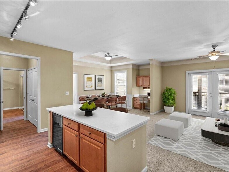 Kitchen & Dining