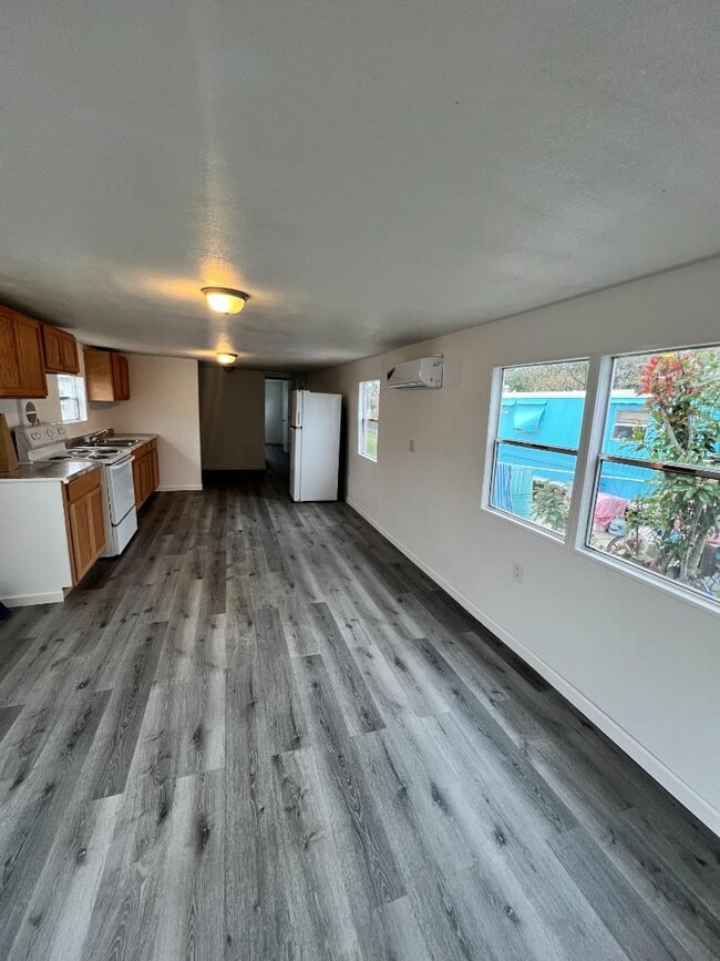 Photo - 619 N Trinity St