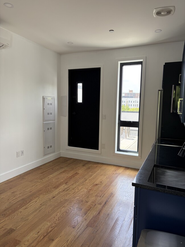 215 S 4th St
