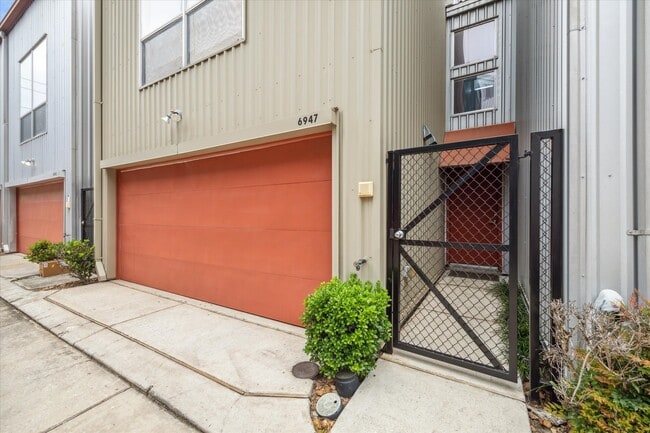 Photo - 6947 Ardmore St