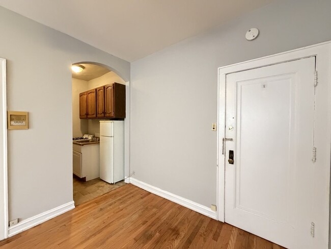 2827 N Burling St Unit 102