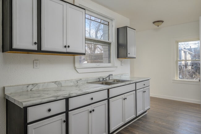 Building Photo - 3854 Drexel Dr Rental