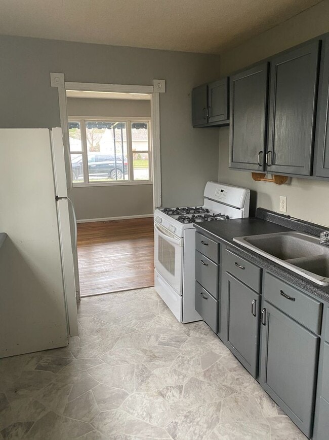Photo - Beautiful single family, hardwood floors, fenced in back yard, 1 car garage.
