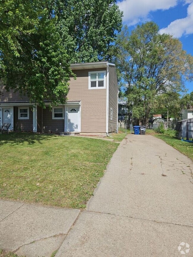 Building Photo - **Charming 3-Bedroom Duplex with Modern To... Rental