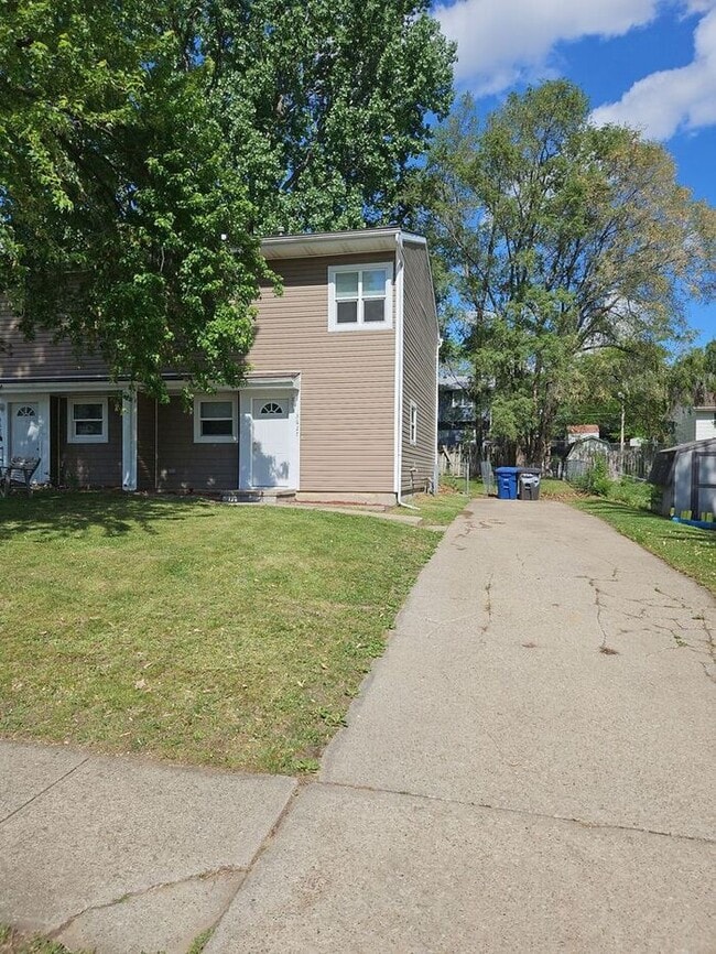 **Charming 3-Bedroom Duplex with Modern To... - **Charming 3-Bedroom Duplex with Modern To... House