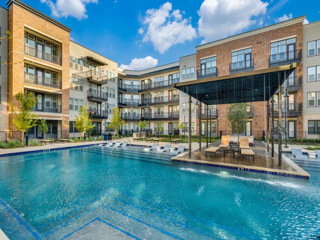 Dos piscinas estilo resort - The Beacon