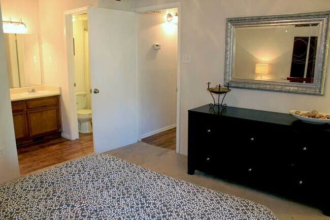 Photo - 2000 Cedar Bend Dr Unit 10305