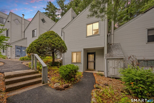 Building Photo - 5 Staunton Ct Unit E