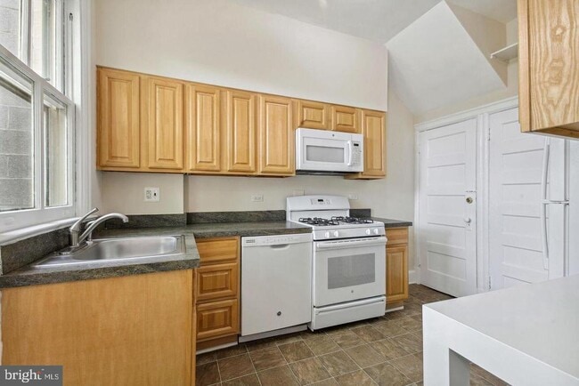 Photo - 2237 Hall Pl NW