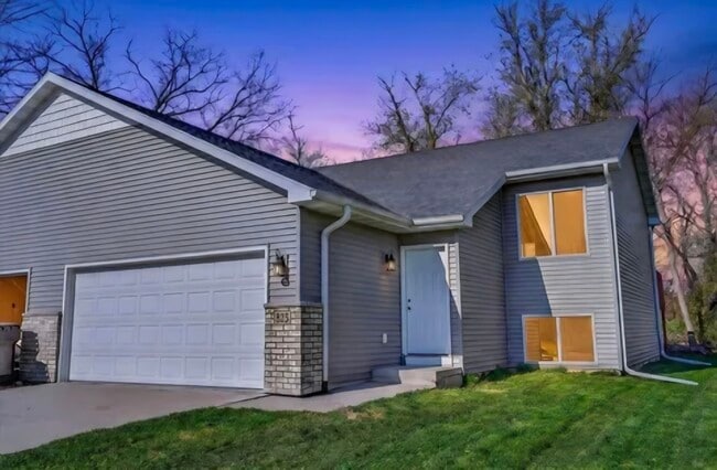 Building Photo - 823 Thompson Dr