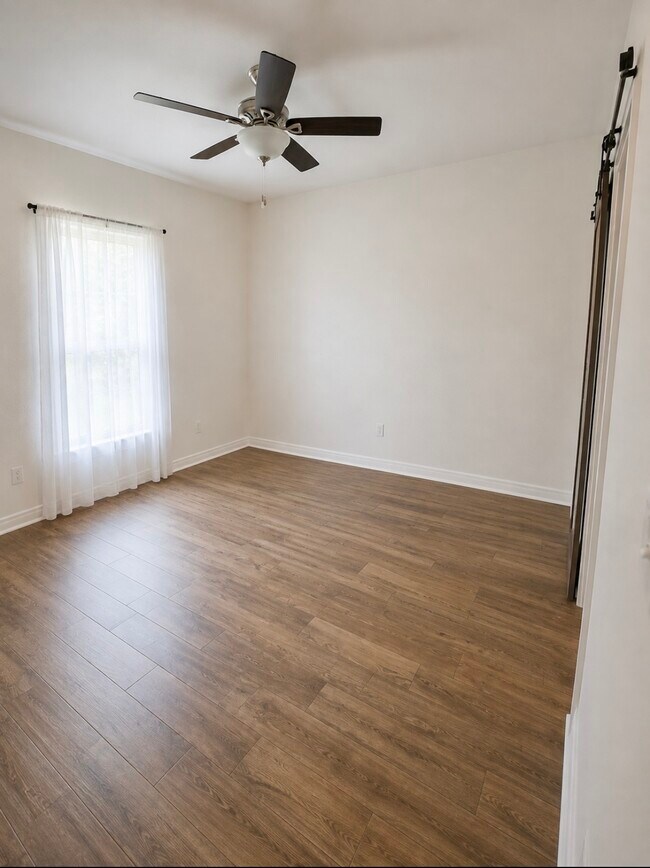 1679 Pickens Cir