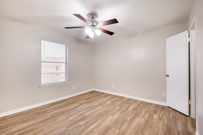 2BR,1BA - 800SF