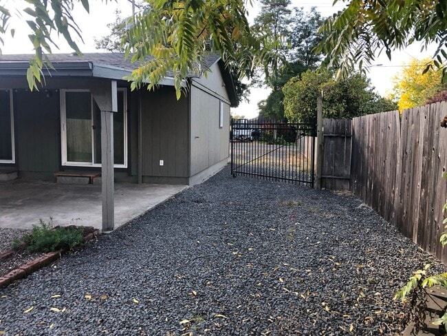 Photo - 3 bedroom 2 bathroom house in Thurston!