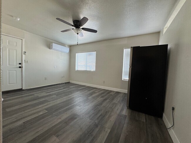 1998 2nd St Unidad 2