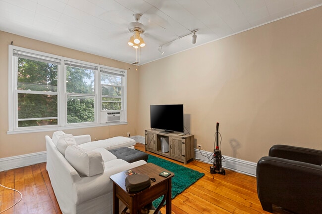 Building Photo - 1421 W Fletcher St Unit 2F Rental