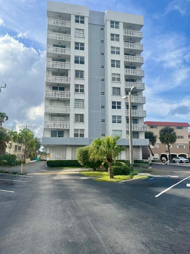Building Photo - 3113 S Ocean Dr Unit 701