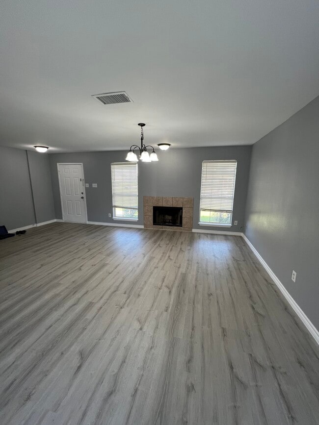 Building Photo - 3612 Villa Pl