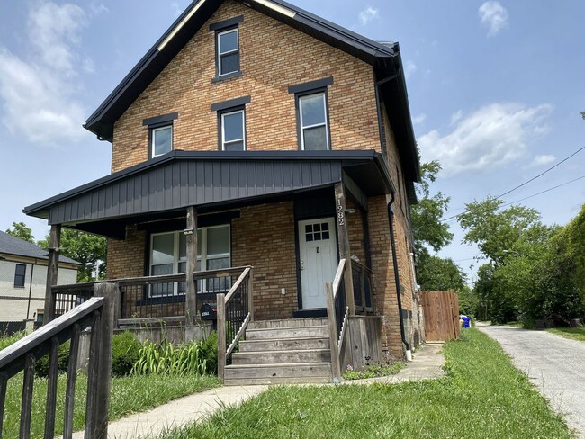 Building Photo - 4 Bedroom Home Close to Downtown