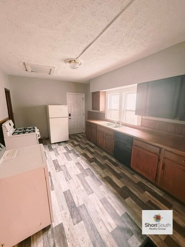 Updated 2 bed 1 bath main floor apartment
