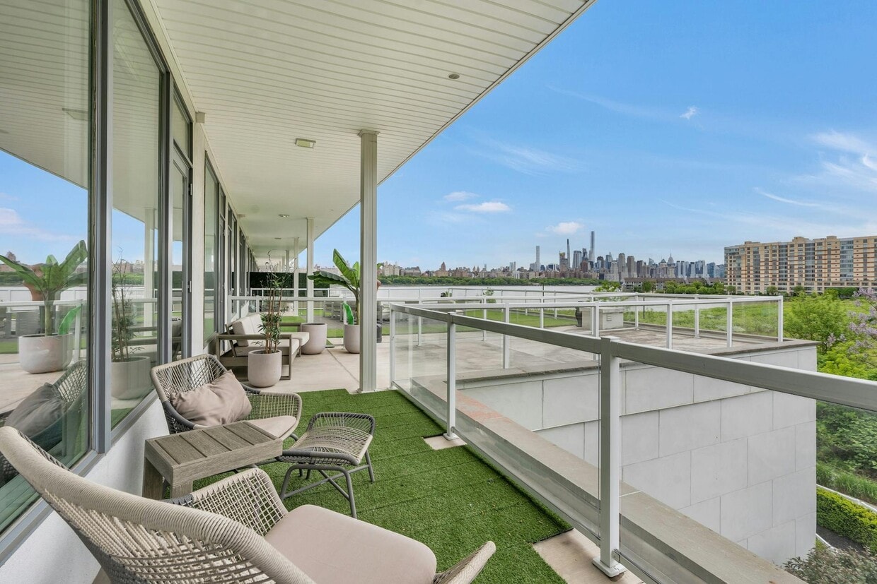 Photo - 3 Somerset Ln (Edgewater, NJ)