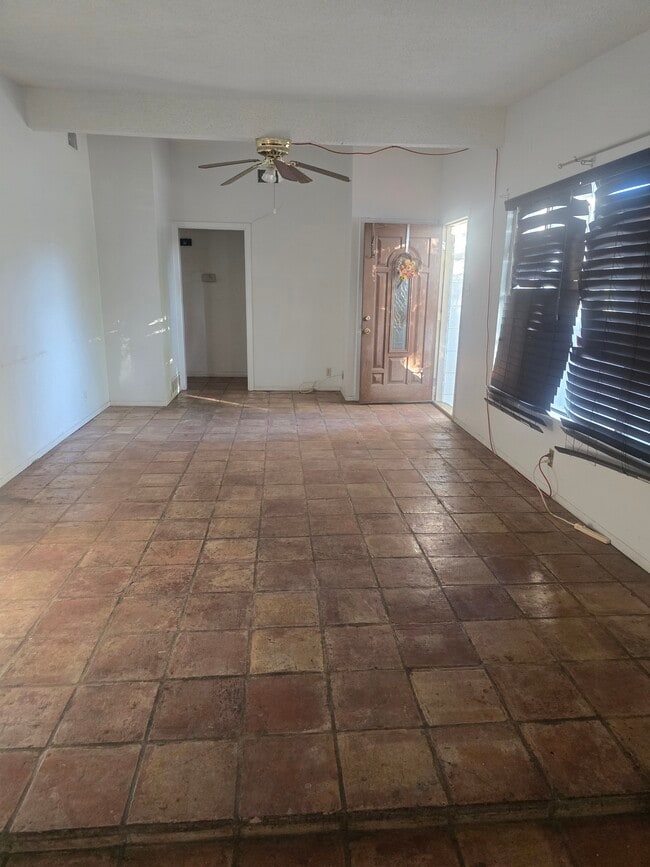 Building Photo - 271 Chesswood Dr