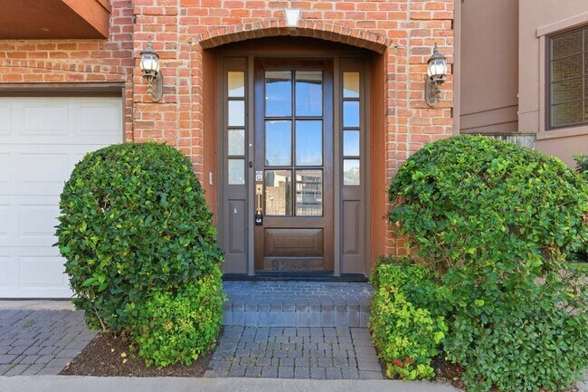 Photo - Spacious Gated Living in a Prime Houston Location