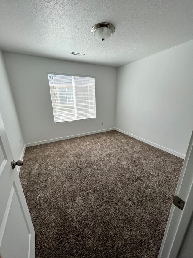 Building Photo - 4 Bedroom 3 Bath FOR RENT FINISHED BASEMENT Rental