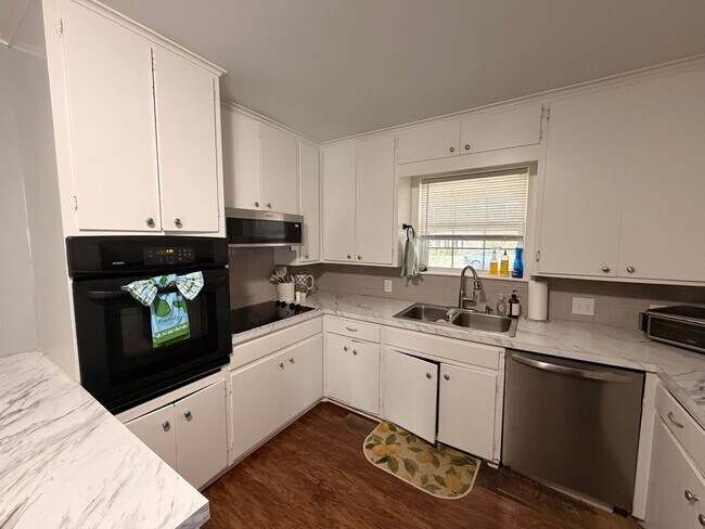 Photo - 3 bedroom 2 bath near U of A campus - a must see!