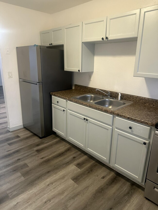 Photo - 555 W 6th St