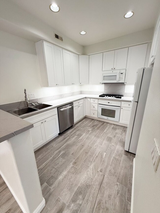 Photo - 3 Bed/2.5 Bath End Unit Townhome in Chateau Village