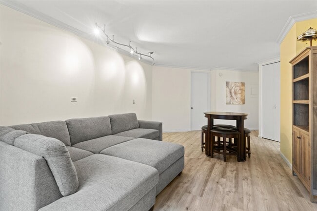 Building Photo - 7004 JFK Blvd E Unit 6A