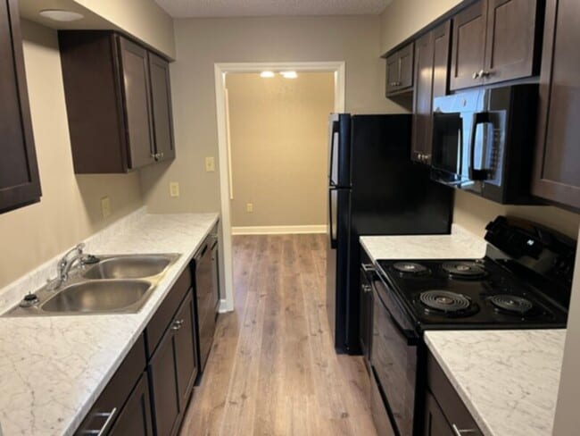 Photo - Kenwood Pointe Apartments: Water &amp; Sewer Included
