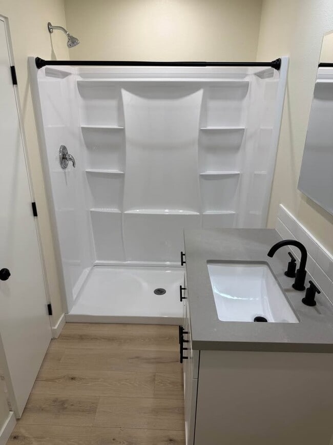 Photo - 1956 W 9th St