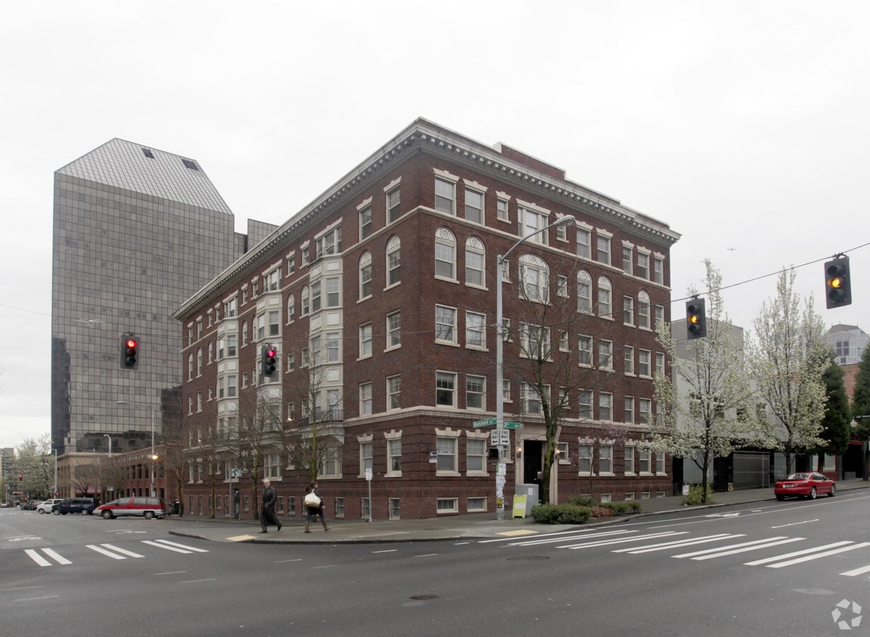 Primario - Historical Belltown brick building. Close ...