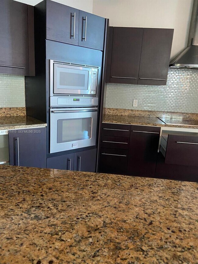 Photo - 700 NE 25th St Unidad 1504