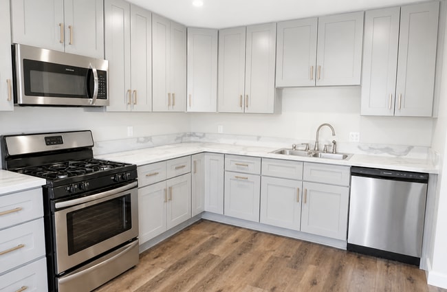 Building Photo - Remodeled Spacious 2BR/2BA in NoHo – Quiet 2nd Floor, Central A/C, 2 Parking Spaces Unit 11441 Oxnard St Apt 21