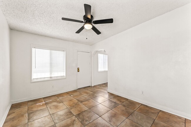 Photo - 709 E 108th St Unidad 709