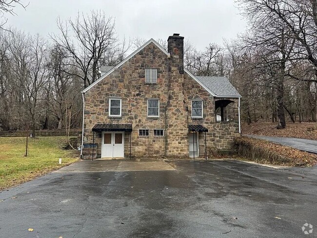 Building Photo - Phenomenal Family Forever Home!