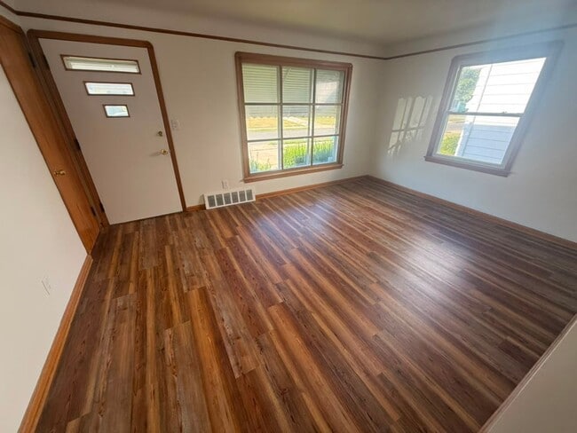Building Photo - 3-BED, 1 BATH BEAUTIFUL SINGLE- FAMILY HOME IN MAPLE HEIGHTS!