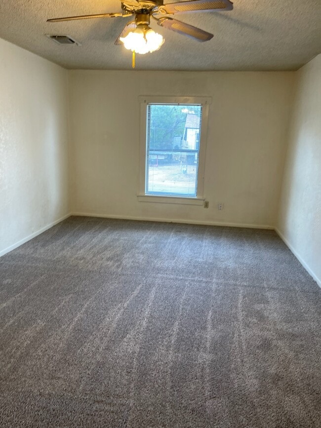 Sala de estar - 1602 Palm St