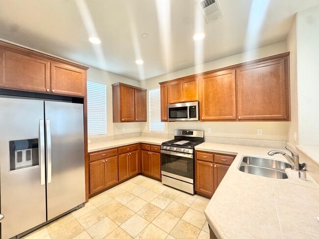 Photo - Beautiful 3 bedroom 2.5 bathroom home for rent in Lincoln!