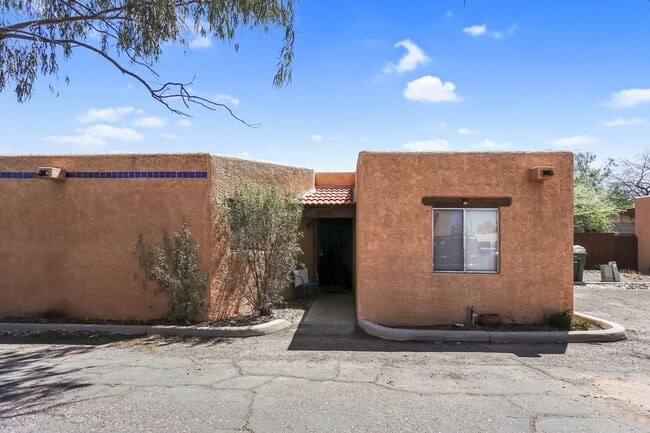 Building Photo - Charming 2-Bedroom Tucson Home with Privat...