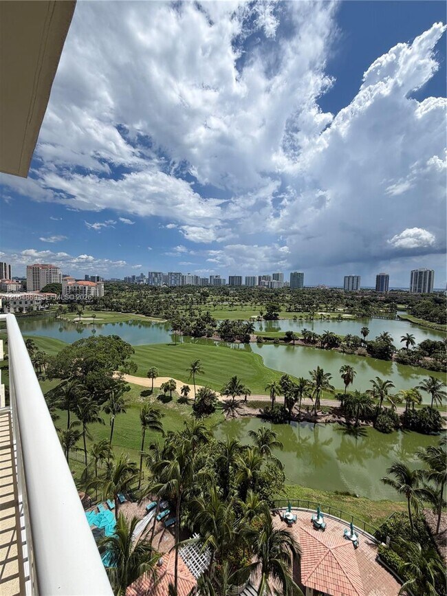 19501 W Country Club Dr Unit 1215