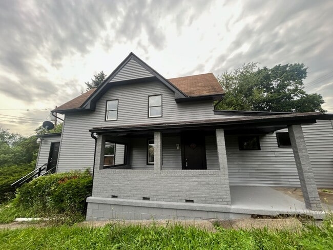 Building Photo - Newly Update 3 bedroom 1 bath house for re...