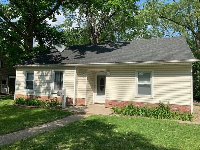 Building Photo - Cute 3 bedroom bungalow